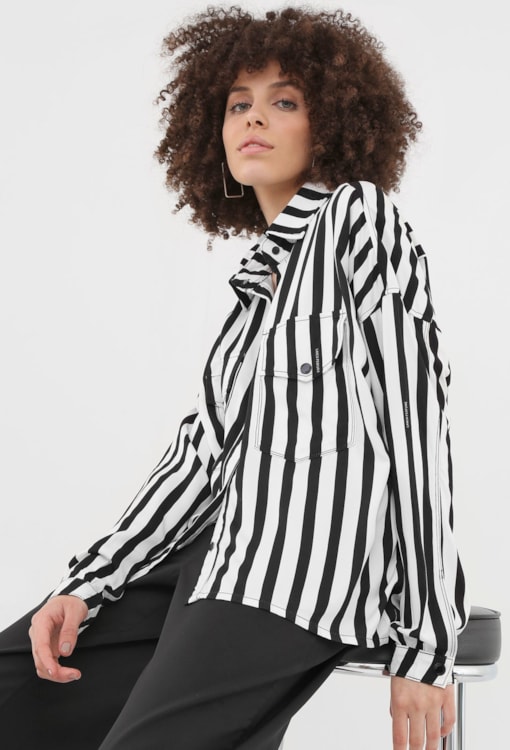 Camisa às riscas com bolsos