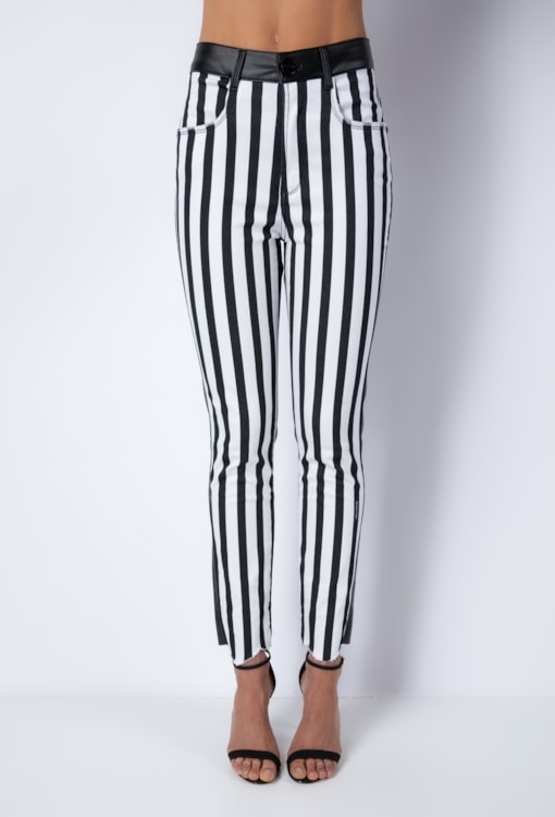 Calças Skinny às riscas com efeito pele