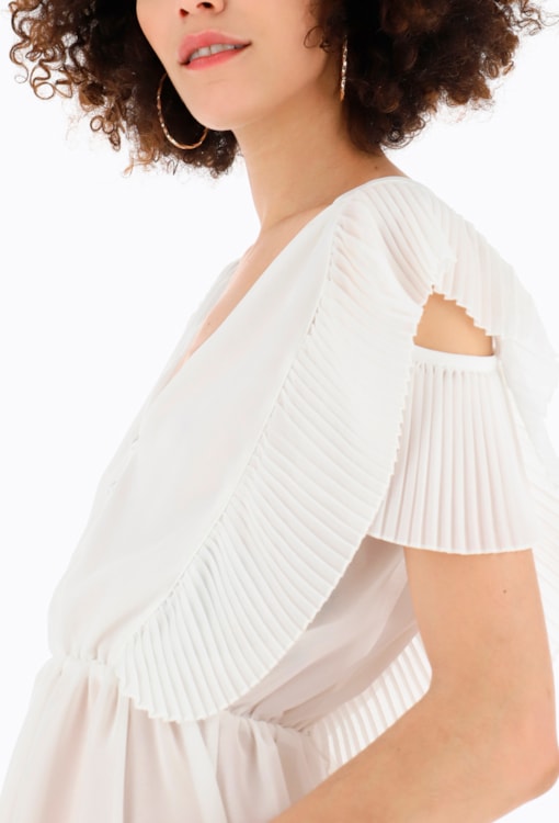 Blusa com manga de folhos e decote em V