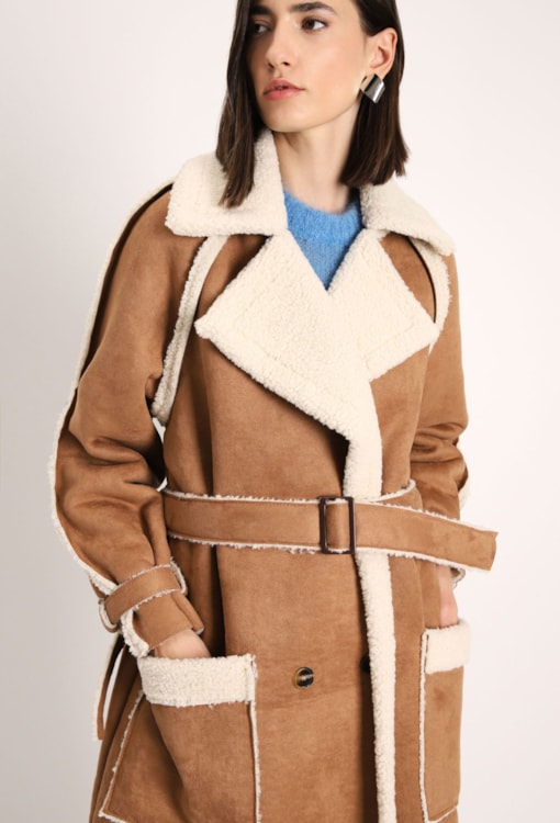 Casaco longo bicolor com pêlo e cinto