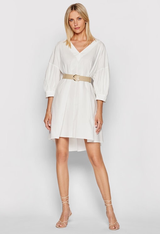 Vestido com decote em V e cinto