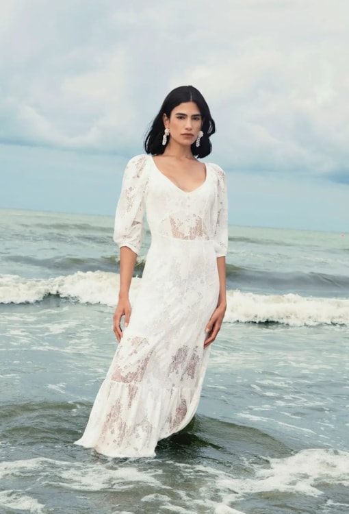 Vestido longo de renda com decote em V 