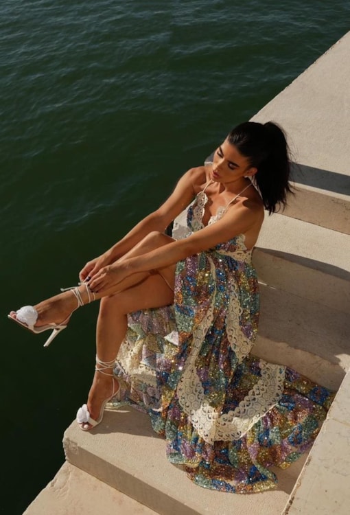 Vestido maxi com brilhantes e renda