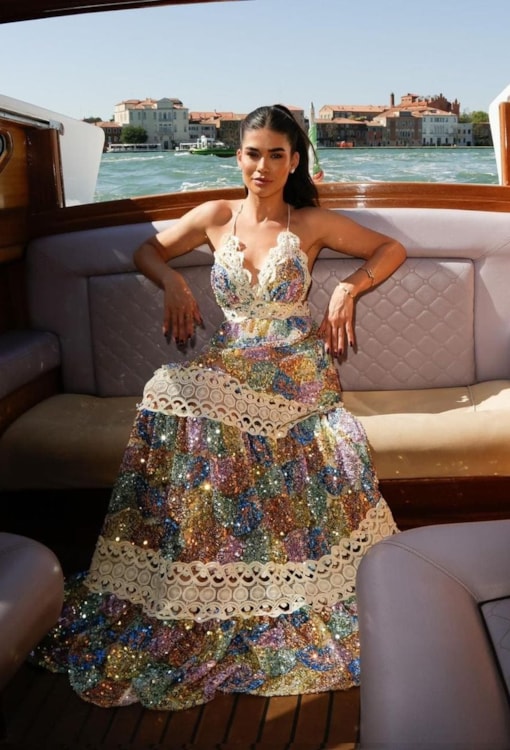 Vestido maxi com brilhantes e renda