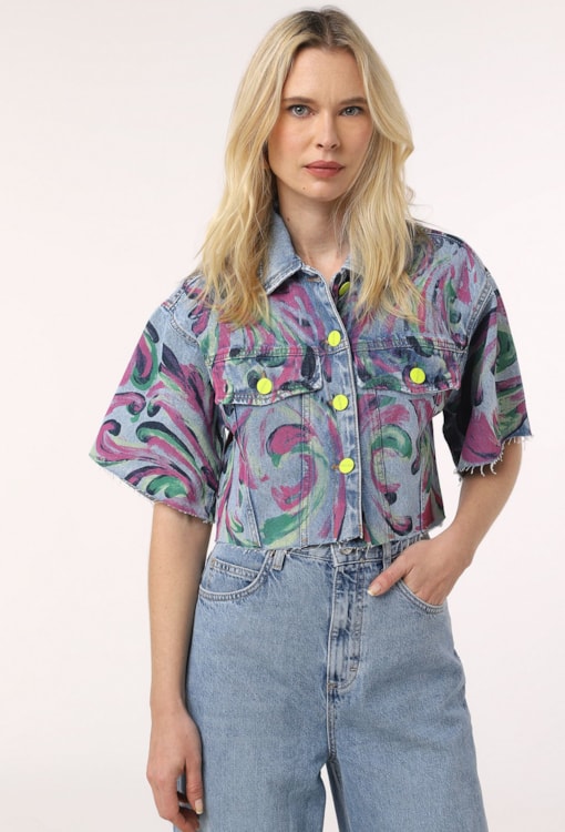 Casaco de ganga cropped com abstrato