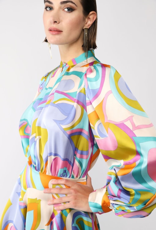 Vestido curto com abstrato