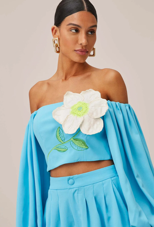 Blusa decote em barco com flor