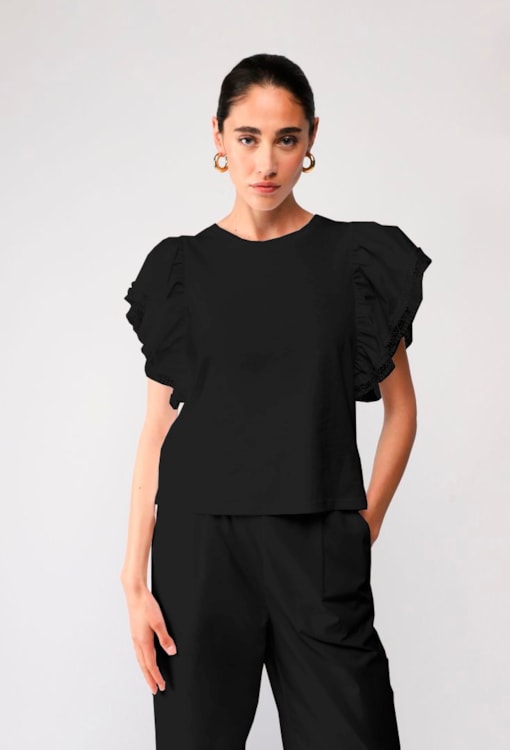 T-shirt com mangas franzidas e detalhes em renda