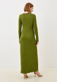 Vestido longo liso com aplicação de colar de corrente