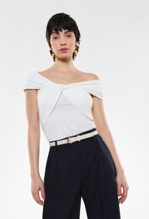 Top curto de cor sólida com detalhe de faixa de um ombro e drapeado